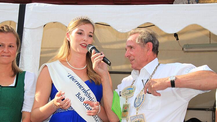 Moderator Walter Mackert mit Thermenkönigin Katharina I. überbrücken das Wahlprocedere, bis ein Bierkönig gefunden ist. Matthias Einwag