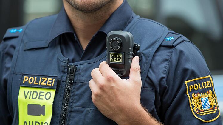 In Unterfranken sind die Polizisten ab jetzt mit Body-Cams ausgestattet.  Foto: Daniel Karmann/dpa
