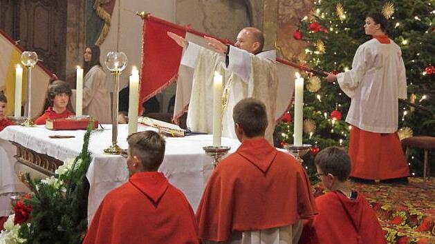 Pater Stanislaus Wentowski segnete - umrahmt von 16 Ministranten - die Gläubigen, die die Christmette in der Basilika Vierzehnheiligen besuchten. Fotos: Thomas Hümmer