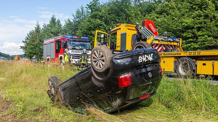 18-j&auml;hrige &uuml;berschl&auml;gt sich mit ihrem Auto
