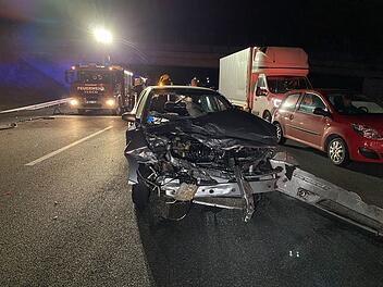 Schwerer Unfall auf der A9 - Unfallverursacher flieht nach Kollision zu Fu&szlig;