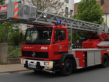 Die Drehleiter der Höchstadter Feuerwehr rückte auch zum Gymnasium aus. Foto: Andreas Dorsch (Archiv)