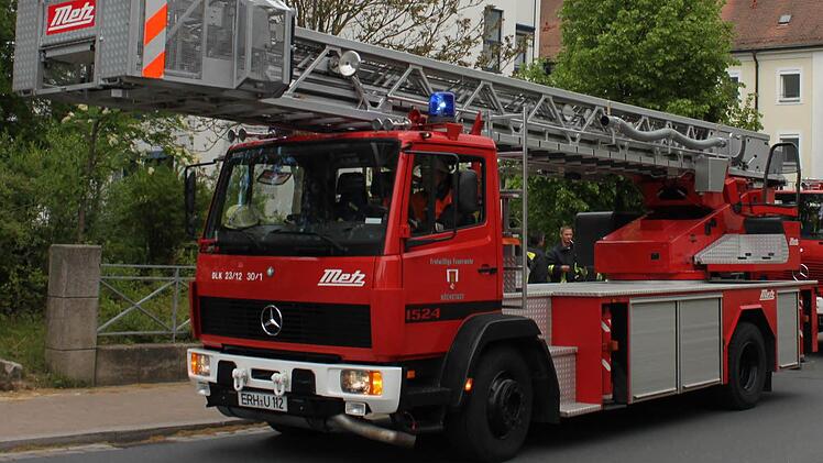 Die Drehleiter der Höchstadter Feuerwehr rückte auch zum Gymnasium aus. Foto: Andreas Dorsch (Archiv)