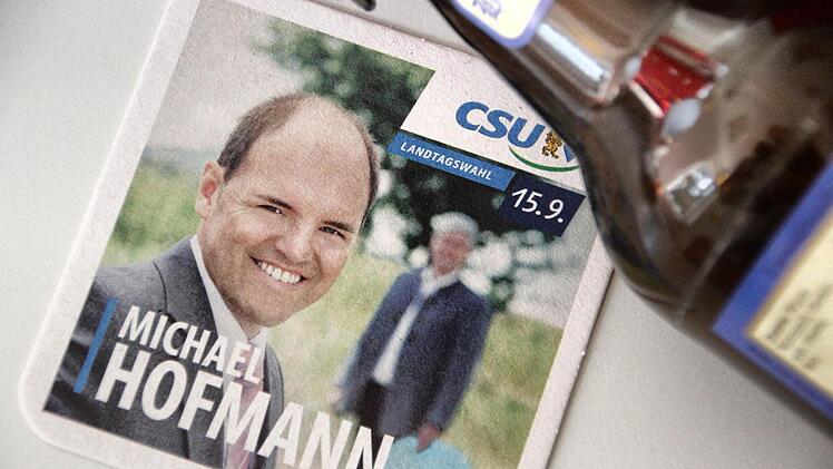 Nicht nur ein Bierdeckel. Auf der Rückseite lädt das "Filzla" zum direkten Dialog mit Michael Hofmann von der CSU en.
