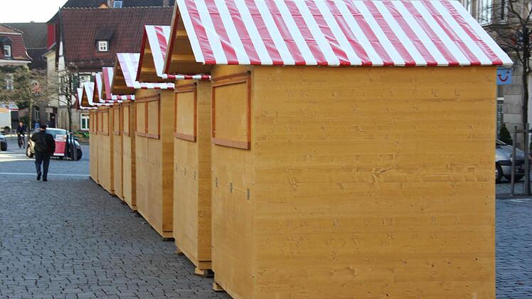 Die neuen Weihnachtsmarkt-Hütten stehen schon auf dem Marienplatz. Sie haben Dächer in den Farben der Stadt. Der Kreis gibt keinen Zuschuss zur Anschaffung. Foto: Friedwald Schedel
