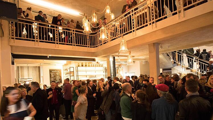 Gäste stehen am 02.11.2016 in Hamburg bei der Eröffnung des neuen Restaurants "Barefood Deli" von Schweiger zusammen. Foto: Christian Charisius/dpa