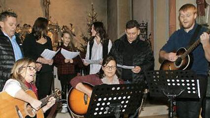 "Nur die" nennen sich die Familien Trunk und Kraus aus Unterschleichach zusammen mit Ralf Aumüller aus Fatschenbrunn (rechts), die mit drei Stücken die "Schleichacher Weihnacht" bereicherten.