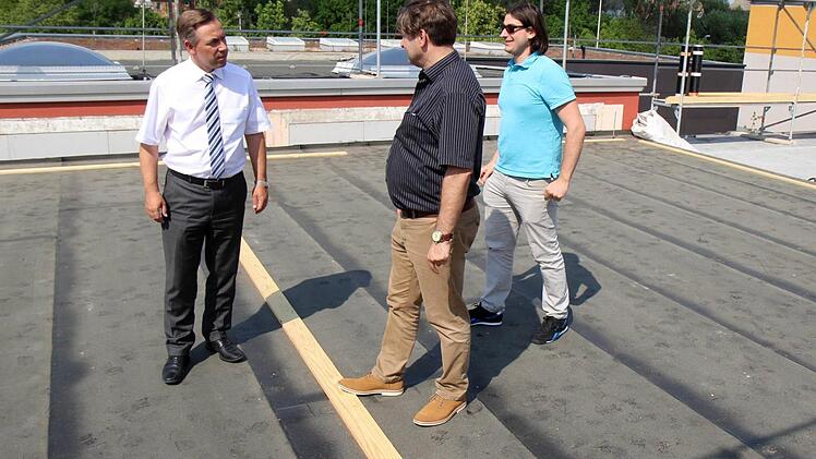 Landrat Alexander Tritthart lässt sich vom Kreisbaumeister Thomas Lux (v. l.) den Baufortschritt erläutern.  Foto: Richard Sänger