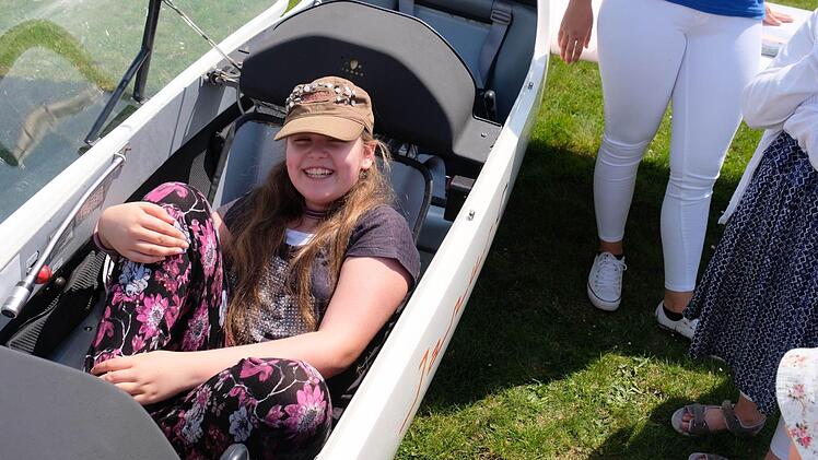 Beim Familienfest auf dem Flugplatz "Hohe Land" wagte so mancher Gast einen Rundflug über Hammelburg und das Saaletal. Foto: Gerd Schaar
