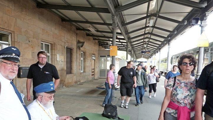 Der ursprünglich geplante Bau von Rampen für einen barrierefreien Bahnhof ist wirtschaftlich nicht darstellbar, weil durch den hohen Grundwasserstand gewaltige Baukosten entstehen. Deshalb plant die Bahn die Errichtung von drei Aufzügen, deren Verfügbarkeit über ein elektronisches Diagnosesystem sichergestellt werden soll. Foto: Werner Reißaus