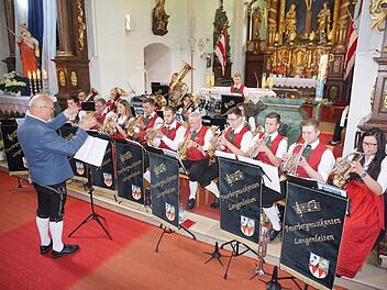 Die Feuerberg-Musikanten spielen "Euch zur Freude" in der Klosterkirche am Kreuzberg.  Foto: Marion Eckert
