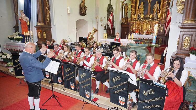 Die Feuerberg-Musikanten spielen "Euch zur Freude" in der Klosterkirche am Kreuzberg.  Foto: Marion Eckert