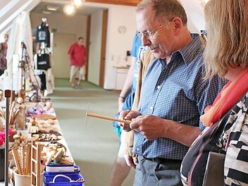 Stöbern beim Künstlermarkt des Altstadtfestes Foto: Katharina Becht
