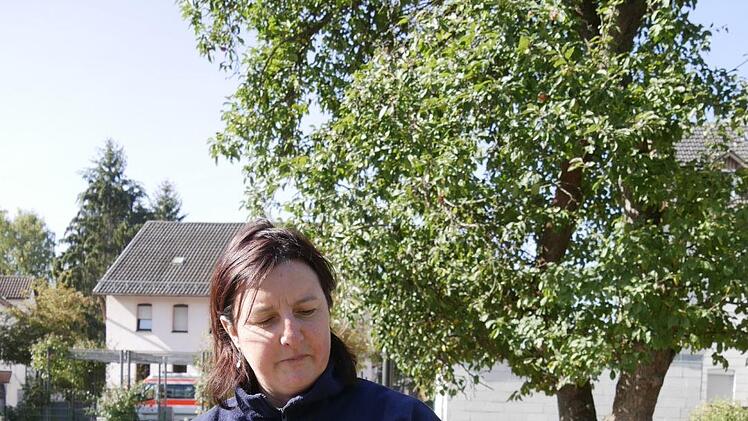 TGN - Leiterin Monika Wicklein, von Kindesbein an selbst mit der TGN  großgeworden, hatte für die Kinder Wurfringspiele vorbereitet und ein  Seile-Labyrinth auf dem Rasen.   Foto: Manja von Nida