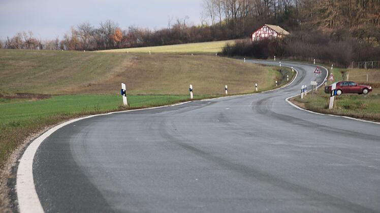 Die Straße soll breiter ausgebaut und die S-Kurve nach dem Langensendelbacher Ortsausgang begradigt werden. Foto: Ronald Heck