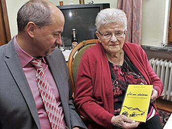 Brunhilde Hertrich zeigt Johannes Krapp ihr Buch. Foto: Evi Seeger