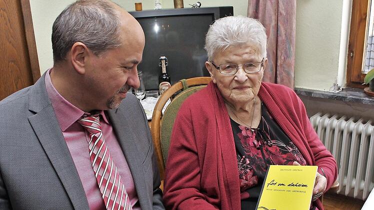 Brunhilde Hertrich zeigt Johannes Krapp ihr Buch. Foto: Evi Seeger