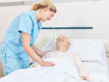 Dringend gebraucht: Pflegekräfte werden in Krankenhäusern und Pflegeheimen. Foto: Robert Kneschke - stock.adobe.com