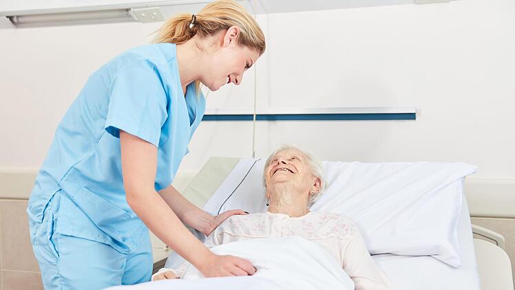 Dringend gebraucht: Pflegekräfte werden in Krankenhäusern und Pflegeheimen. Foto: Robert Kneschke - stock.adobe.com