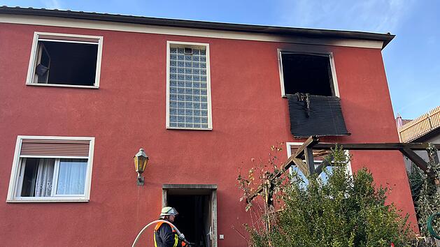 Brand in Einfamilienhaus: Ein Zimmer komplett ausgebrannt