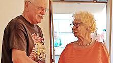 Seniorenkreisleiterin Helga Wölfl dankte Wolfgang Gunzelmann für seinen Vortrag.