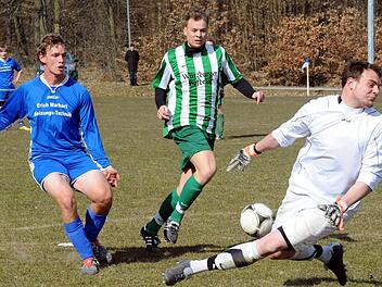 Kein Vorbeikommen gab es für Steffen Bold (links) und seine Kollegen von der SG Hassenbach am Machtilshäuser Keeper Sven Schaupp, hier unterstützt von Philipp Saum. Foto: Hopf