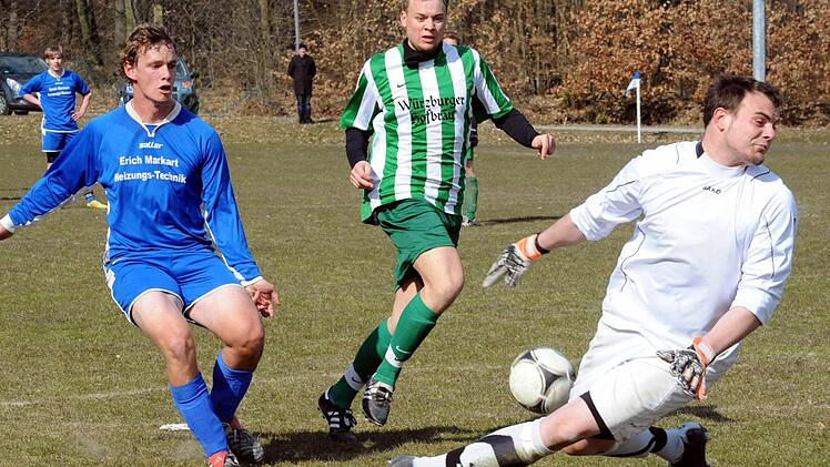 Kein Vorbeikommen gab es für Steffen Bold (links) und seine Kollegen von der SG Hassenbach am Machtilshäuser Keeper Sven Schaupp, hier unterstützt von Philipp Saum. Foto: Hopf