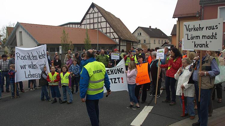 Immer wieder haben die Eltingshäuser für die Entlastung ihrer Ortsdurchfahrt demonstriert. Nun sind sie zumindest einen wichtigen Schritt weiter: Der Landkreis Bad Kissingen hat in der vergangenen Woche das Planfeststellungsverfahren für die Ortsumgehung in Würzburg beantragt. Foto: Archiv/Stefan Geiger