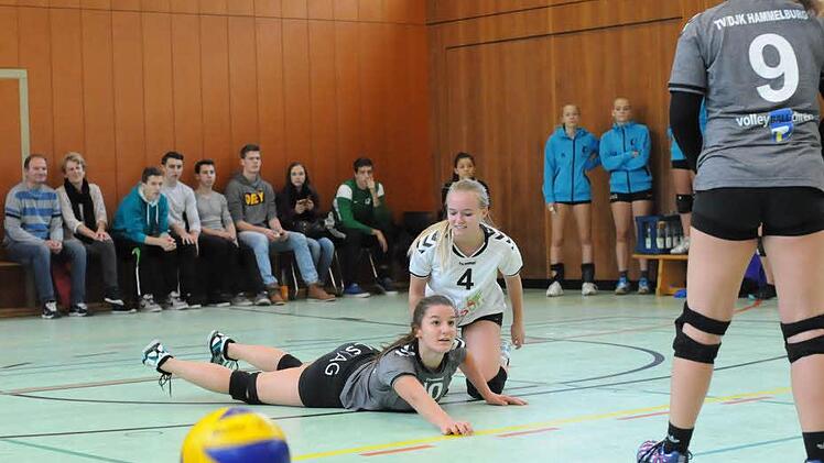 Für ihren Kampfgeist belohnt hatten sich Paula Hepp (vorne) und Sabrina Lell in den Spielen gegen Bamberg und Dombühl. Foto: ssp