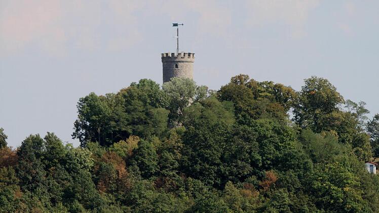 Auf einem Bergsporn wacht der 28m hohe Turm über die Stadt Eltmann. Fotos: Günther Geiling