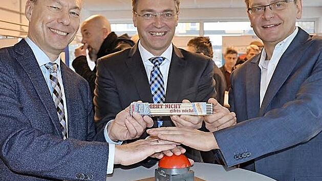 Drei Bürgermeister starten das BürgerNet: Für Michael Karmann (Buttenheim), Jochen Hack (Pettstadt) und Karl-Heinz Wagner (Altendorf, von links) gilt die Devise: geht nicht, gibt's nicht. Foto: A. Spörlein