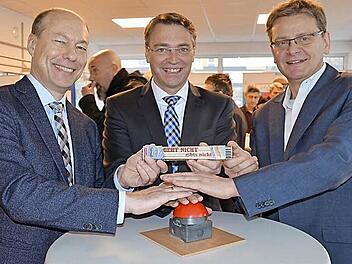 Drei Bürgermeister starten das BürgerNet: Für Michael Karmann (Buttenheim), Jochen Hack (Pettstadt) und Karl-Heinz Wagner (Altendorf, von links) gilt die Devise: geht nicht, gibt's nicht. Foto: A. Spörlein