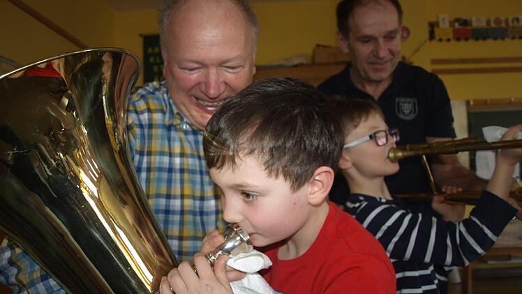 Begeistert sind die Grundschüler beim WIM-Projekt ("Wir musizieren") bei der Sache, das Gemeinde und Musikvereine unterstützen.  Foto: Stefan Geiger