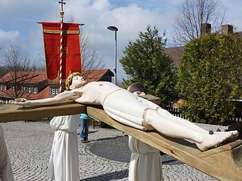 Das Kreuz wurde beim Hochfest Kreuzauffindung in der Prozession um die Klosterkirche getragen. Gefeiert wurde das Fest mit einem Pontifikalamt mit Bischof Friedhelm Hofmann.  Foto: Marion Eckert