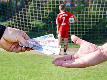 Spielerwechsel gehen oft nur mit Geldzahlungen über die Bühne. Foto: CT-Archiv