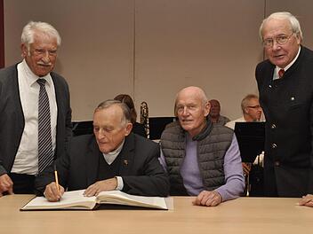 Für Wallfahrtsleiter Otmar Lutz (rechts) und seinen Vorgänger Otmar Seidl (links) ist es eine besondere Freude, dass sich Pfarrer Gerold Postler und Stefan Geiger in das "Goldene Wallfahrtsbuch" eintragen durften. Foto: Peter Klopf