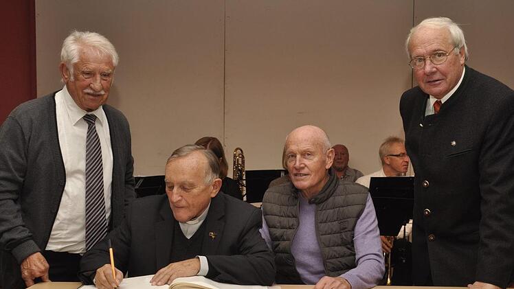 Für Wallfahrtsleiter Otmar Lutz (rechts) und seinen Vorgänger Otmar Seidl (links) ist es eine besondere Freude, dass sich Pfarrer Gerold Postler und Stefan Geiger in das "Goldene Wallfahrtsbuch" eintragen durften. Foto: Peter Klopf