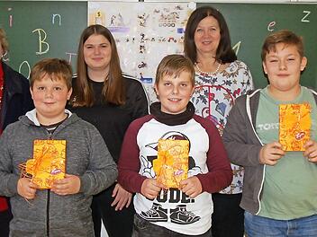 Über ausgezeichnete Leseleistungen beim Wettbewerb freuten sich (von links) Rektorin Freifrau Ulrike von und zu der Tann, Schulsieger Sandro Beck, Schülersprecherin Josy Seufert, Lenny Sachs (2. Platz), Lehrerin Dagmar Mayer-Balling, Finn Kellner (3. Platz) und Lehrerin Svetlana Braun.  Foto: Manfred Mellenthin