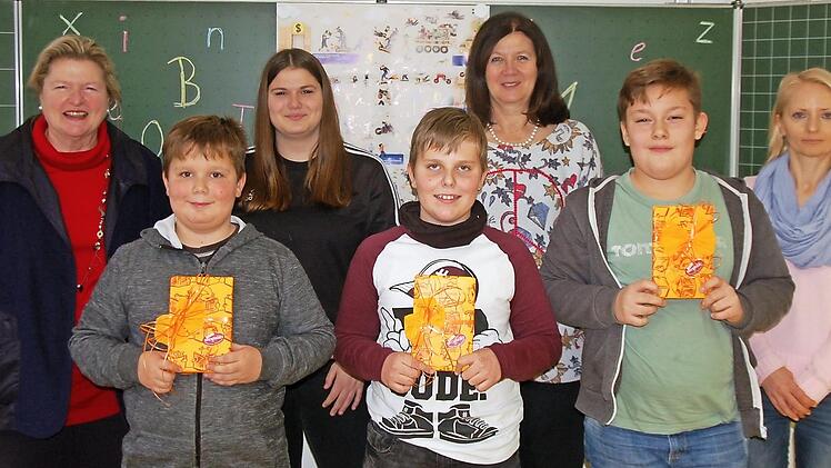 Über ausgezeichnete Leseleistungen beim Wettbewerb freuten sich (von links) Rektorin Freifrau Ulrike von und zu der Tann, Schulsieger Sandro Beck, Schülersprecherin Josy Seufert, Lenny Sachs (2. Platz), Lehrerin Dagmar Mayer-Balling, Finn Kellner (3. Platz) und Lehrerin Svetlana Braun.  Foto: Manfred Mellenthin