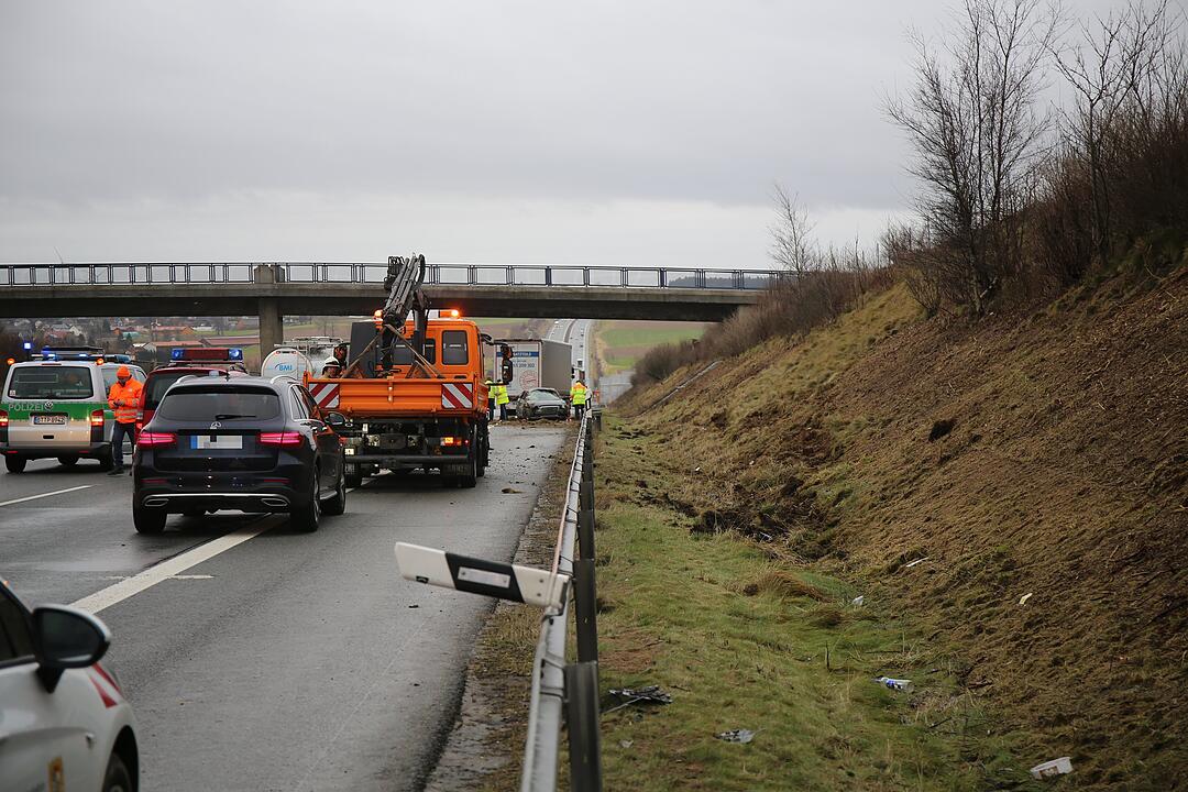Unfall auf der A9: Familie mit Säugling schwer verletzt