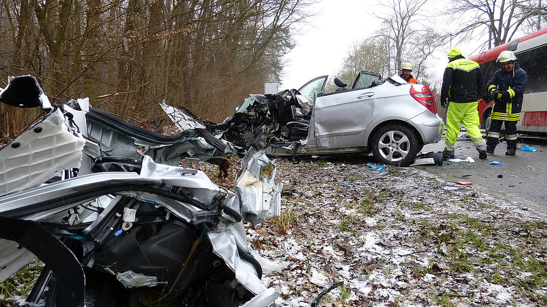 Unfall in Fürth: Auto kracht in Linienbus