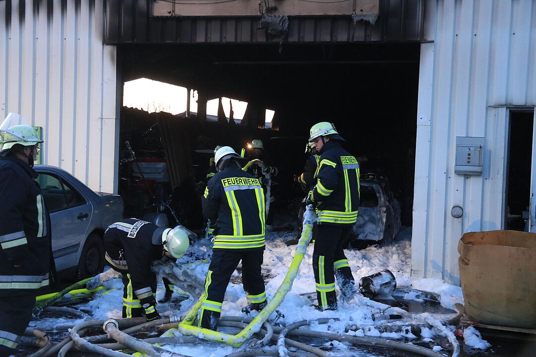 Unterfranken: Zwei Verletzte bei Brand in Industriehalle