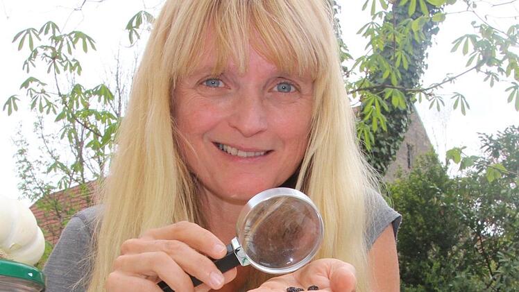 Apothekerin Anja Fahrmeier schaut ganz genau hin. Ist Superfood wirklich super? FOTO Diana Fuchs