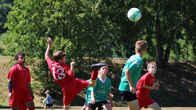 Mit feiner Akrobatik und fairer Spielweise überzeugten nicht nur die U9-Kicker vom SV Wildflecken (rote Trikots) und vom VfL Spfr Bad Neustadt beim Peter-Manger-Gedächtnisturnier. Fotos: Sebastian Schmitt