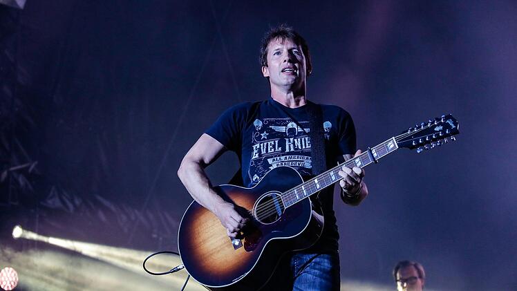 Umjubeltes Konzert: James Blunt begeisterte 6000 Besucher auf dem Coburger Schlossplatz.  Foto: Matthias Hoch