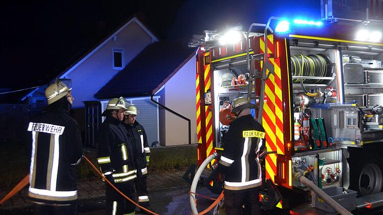 Vier umliegende Wehren waren zum Löschen eines Carportes eingesetzt, ein Übergreifen des Feuers auf das Wohnhaus konnte vermieden werden. Foto: Peter Rauch