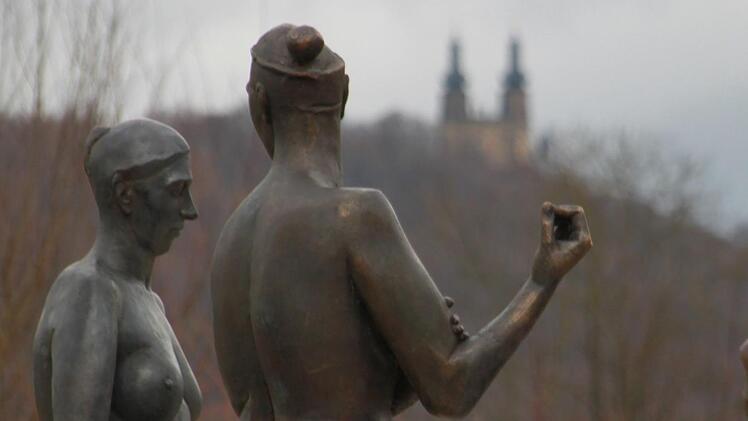 Skulpturen im Kurpark mit Kloster Banz im HintergrundMatthias Einwag