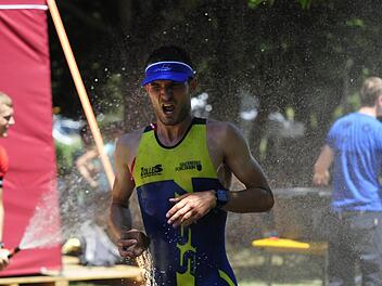 Abk&uuml;hlung bei hei&szlig;en Temperaturen: Michael Stirnwei&szlig; vom SSV Forchheim wurde Gesamt-Neunter in der offenen Wertung am Trebgaster Badesee.  Foto: Karl-Heinz Weber