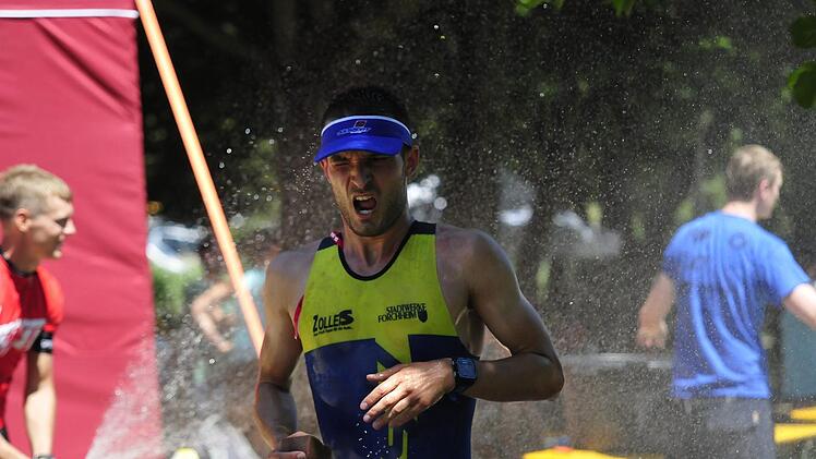 Abk&uuml;hlung bei hei&szlig;en Temperaturen: Michael Stirnwei&szlig; vom SSV Forchheim wurde Gesamt-Neunter in der offenen Wertung am Trebgaster Badesee.  Foto: Karl-Heinz Weber