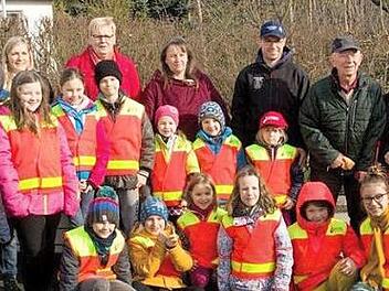 Die Kinder der Ahorner "Feuerflitzer" nahmen die für sie bestimmte Schutzkleidung von den Spendern, der Tanzsportabteilung und den Strickdamen, entgegen.  Foto: Gabi Bertram